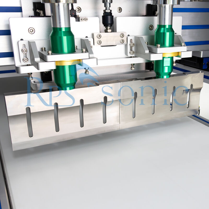 Utensile da taglio a ultrasuoni compatto progettato per il taglio senza soluzione di continuità di tessuti sintetici, materiali non tessuti e fogli di gomma